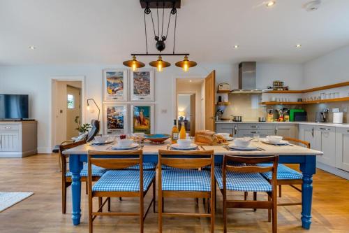 4 Bed in Blakeney oc-m30326