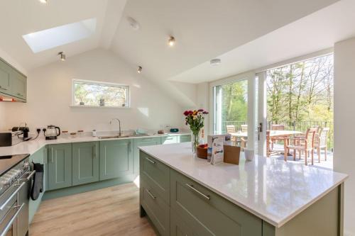 4 Bed in Water Yeat oc-c30989