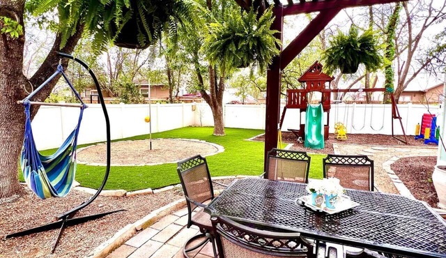 4 Bed + Loft, Secret room, Hot Tub, backyard games