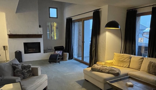 4 bed Luxurious modern apartment close to town and lifts