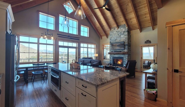 4 Bed Luxury White Mtn Retreat w/Stunning Views! Pet Friendly in Campton, NH (LL45C)