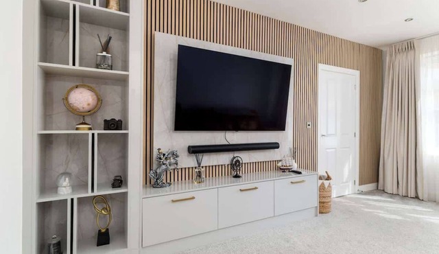 4-Bed | Near Station | Ideal for Work & Family