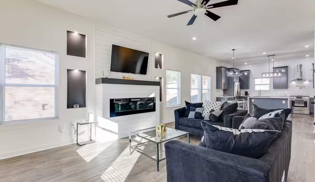 4 bed New Construction Home near airport/downtown