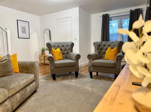 4 Bed - Parking - Fast WiFi - Desk - M6 M61 links - Pets