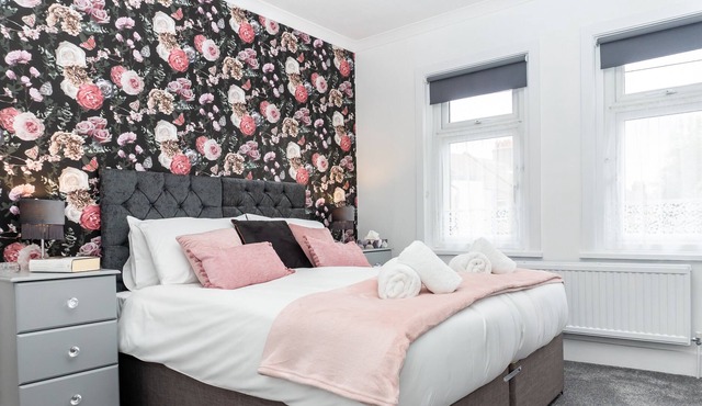 4 Bed Private House Sleeps 9 near Harry Potter