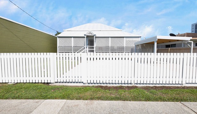4-Bed QLDer: Deck+TV, 100m to Water Park & Caneland, 3 Car Parks. Sleeps 11