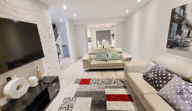 4 Bed Rooms Town House, 2.5 Bathrooms with Parking .