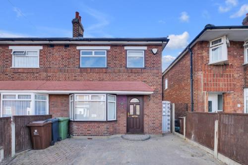 4 Bed - Sleeps 8 - Free Parking - Garden