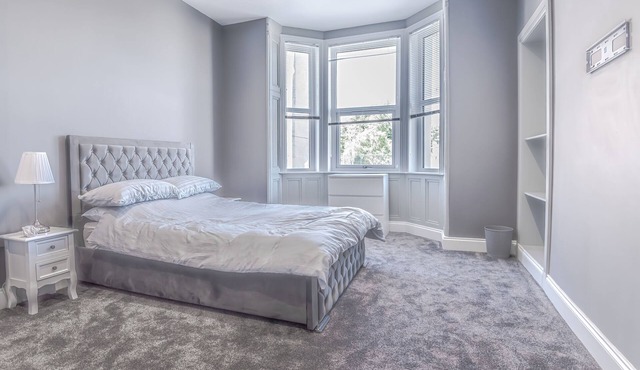 4 Bed-Sleeps 8- Free Parking-Pets-Hot Tub