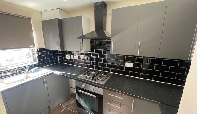 4 bed Townhouse- Free parking