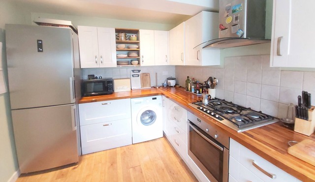 4 bed townhouse sleeps 9 - 1 min walk to Woodford station