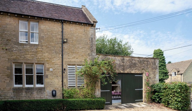 4 Bed Victorian Home | Courtyard | Parking - Pass the Keys