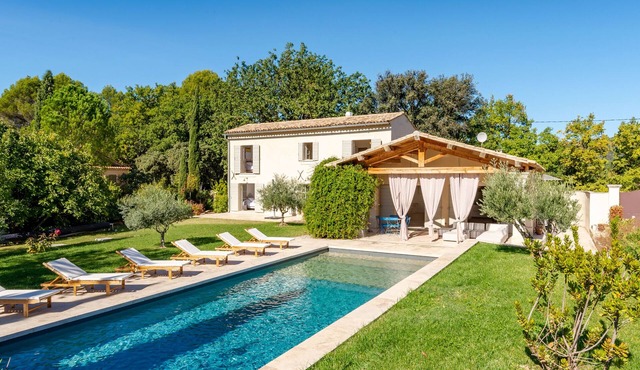4 bed villa, 5-10 minutes walk from Lourmarin, pool, countryside views and quiet