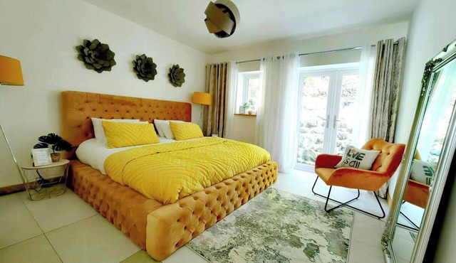 4 Bed Villa Sleeps 8 -Private Terrace-Free parking