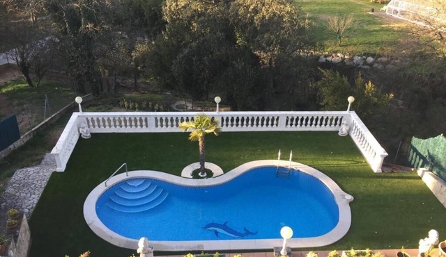 4 Bed Villa - Sleeps 8 - Pool - HotTub - Garden