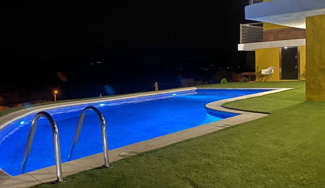 4 Bed Villa - Sleeps 9- Pool - Garden - Parking