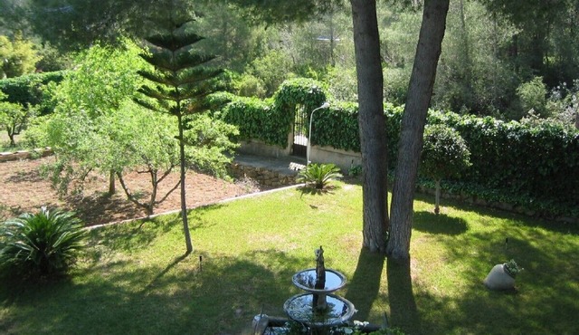 4-bed villa (sleeps 8/9), rural setting, near Valencia, pool, gardens.