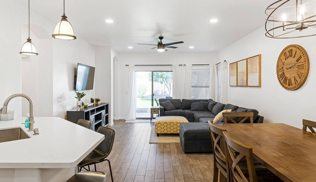4 Bed with Community Pool, Game Room, Minutes to Bell Bank Park!
