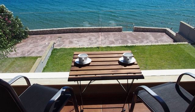 4 bedroom house for 8 guests with seaview and direct access to the beach.