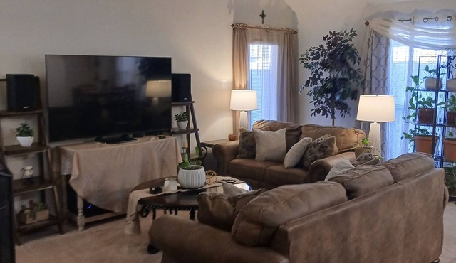 4-bedrm home in Wilmer, master suite, private front office, 25min-Dwntwn Dallas.