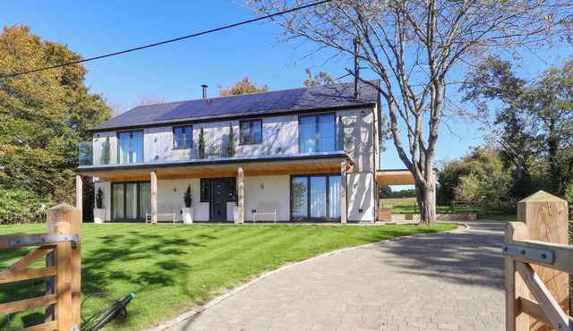 4 bedroom accommodation in Royal Wootton Bassett