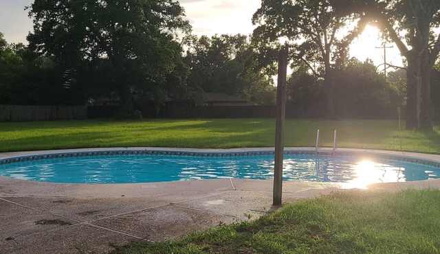 4 bedroom, 1 acre, pool, 4 min to hospital & medical