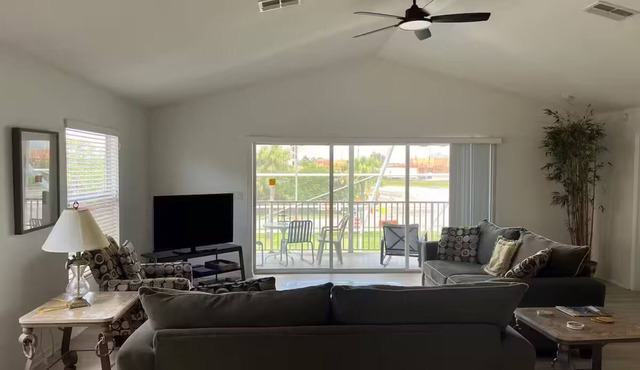 4 bedroom, 2.5 bath Pool house