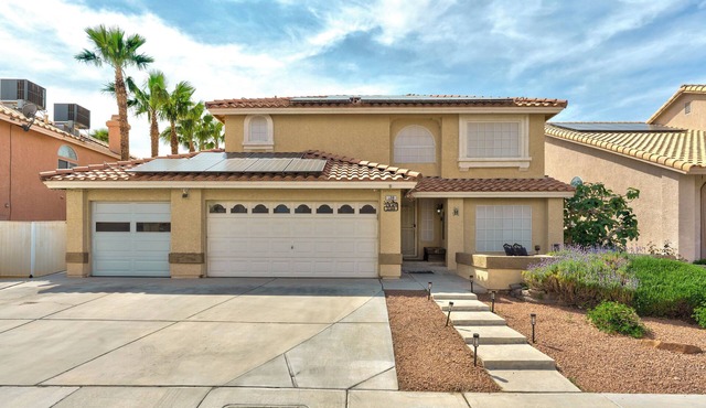 4-bedroom 2.5 Bath house in amazing Henderson with pool.