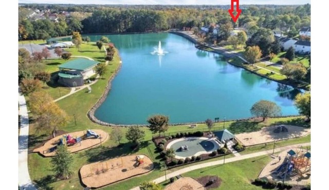 4 Bedroom 2.5 Bath Sleep 10- near Carowinds & next to lake Park