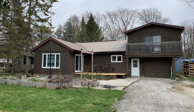 4 bedroom 2.5 baths sleeps 10 Wifi and free parking