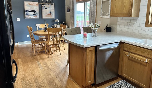 4 bedroom 2 Acre Home - Lake 2 houses down! 20 min from Stevens Point