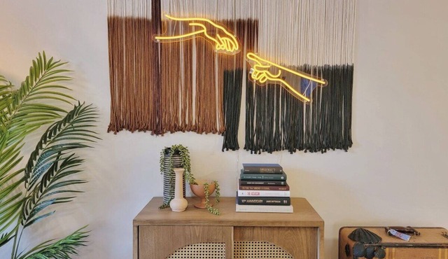 4 bedroom, 2 bath, king bed, disco ball, near FTL marine center