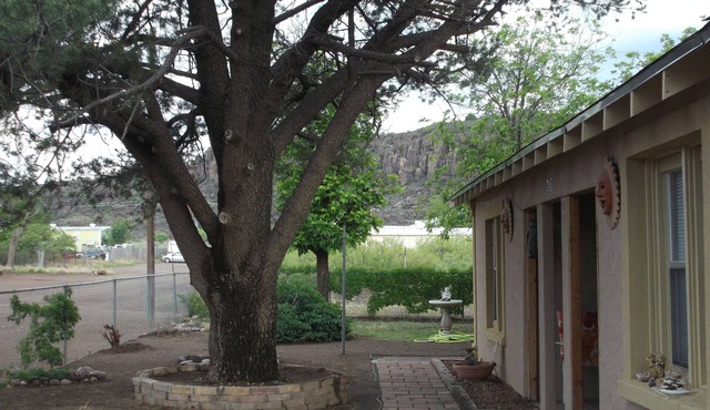 4 Bedroom, 2 bath 3-Blocks from Fort & walking distance to Downtown