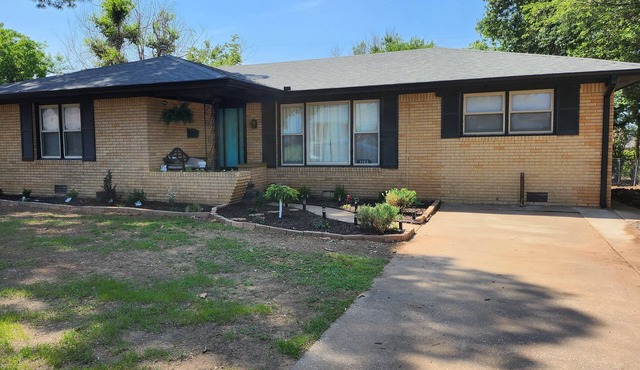 4 bedroom, 2 bath, and 2 living area house. 30 mins from Stillwater/OSU