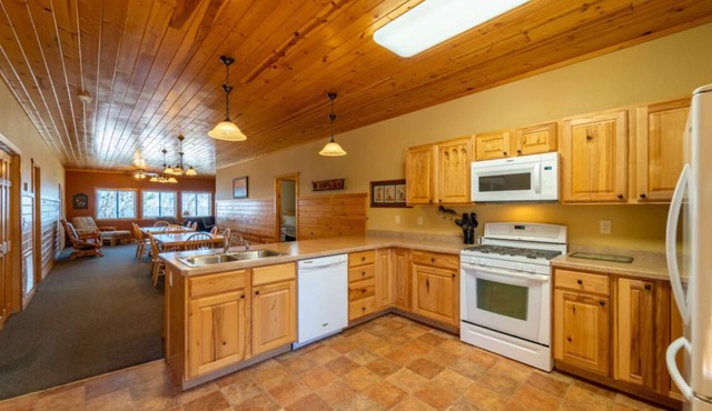 4 Bedroom 2 Bath cabin located at Cass Lake LodgenBears Den