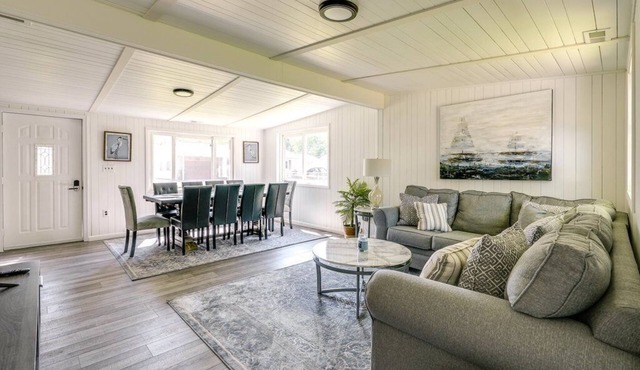 4 Bedroom/2 bath Cozy Lake Milton Getaway with dock. 300 yards to the water!