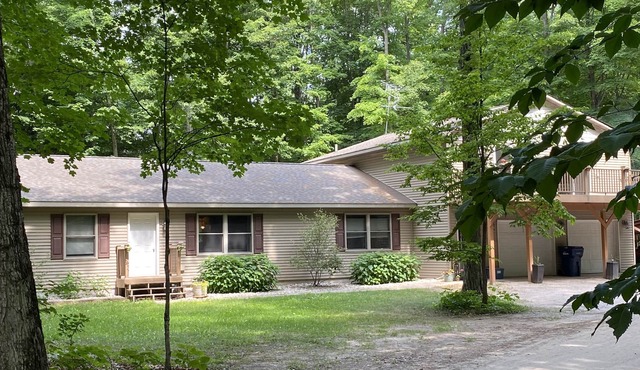 4 Bedroom/2 Bath Home 20 Acres of Woods - Hot Tub