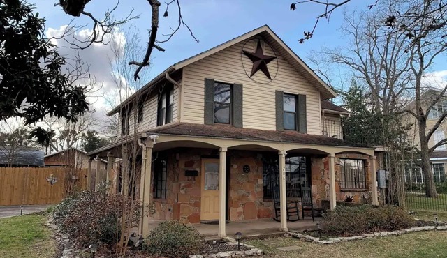 4-bedroom 2-bath house w/HOT TUB in Brenham close to downtown