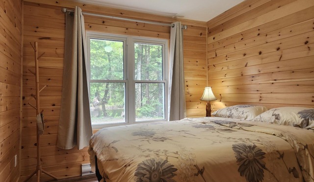 4 Bedroom, 2 Bath Lakefront new renovated cottage in Muskoka