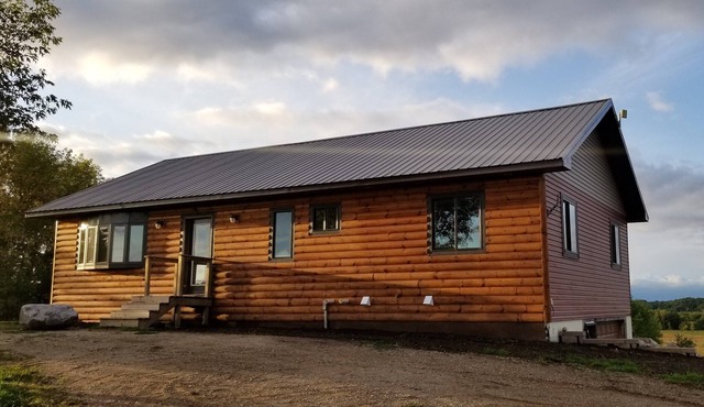 4 Bedroom 2 Bath Lodge overlooking river bottoms with fabulous views