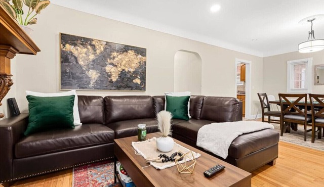 4 Bedroom 2 Bath Middle of it all Sleeps 8 plus