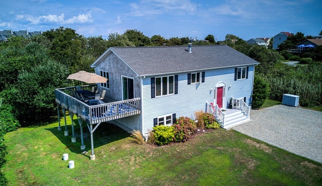 4 Bedroom/2 Bath w/2 living rooms and a short walk to the beach *SUNDAY RENTAL