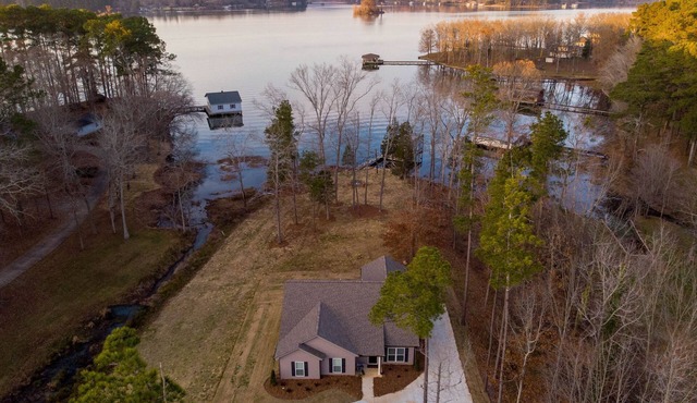4 Bedroom 2 Bathroom Lake House Sleeps 10 on Lake Guntersville