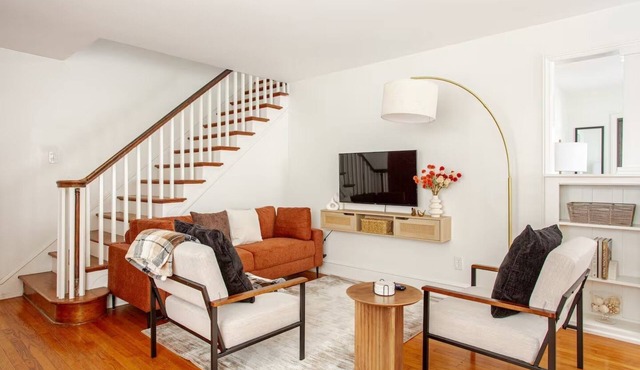 4-bedroom 2 Full Bath Cozy Retreat