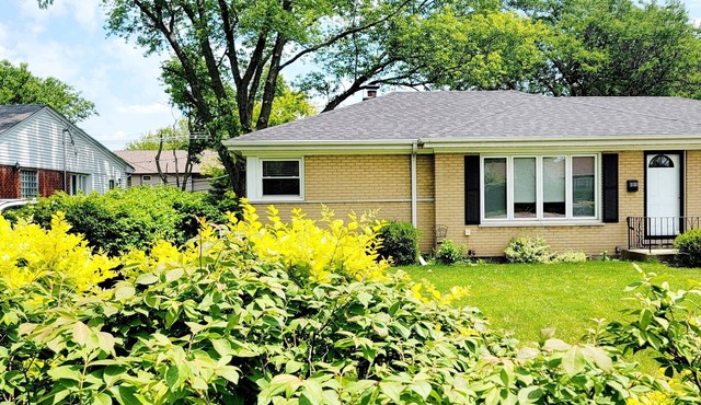 4 Bedroom, 2 Full Bath. Centrally Located. Near O'Hare Airport and attractions