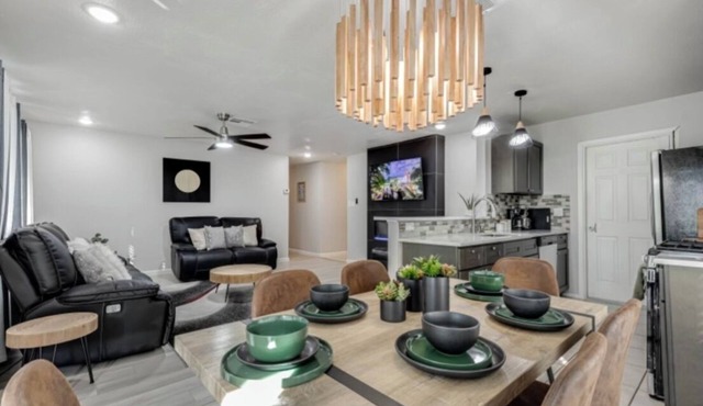 4-bedroom-20 minutes from Airport & Riverwalk Space for everyone bring them all!