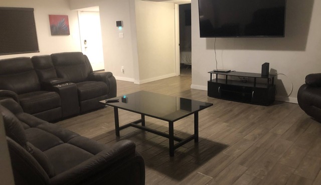4 bedroom 2bath Full kitchen 1764 sf home that can sleep 10 people