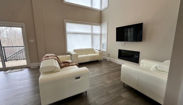 4-bedroom 3.5 Bath in delightful Blue Mountains