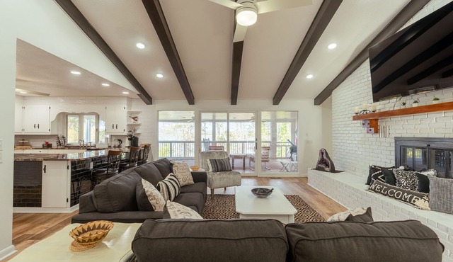 4 Bedroom + 3.5 Bathroom Greers Ferry Lakefront Home in Heber Springs!