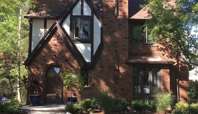 4 bedroom 3.5 bath home in a quiet neighborhood walkable to Big House